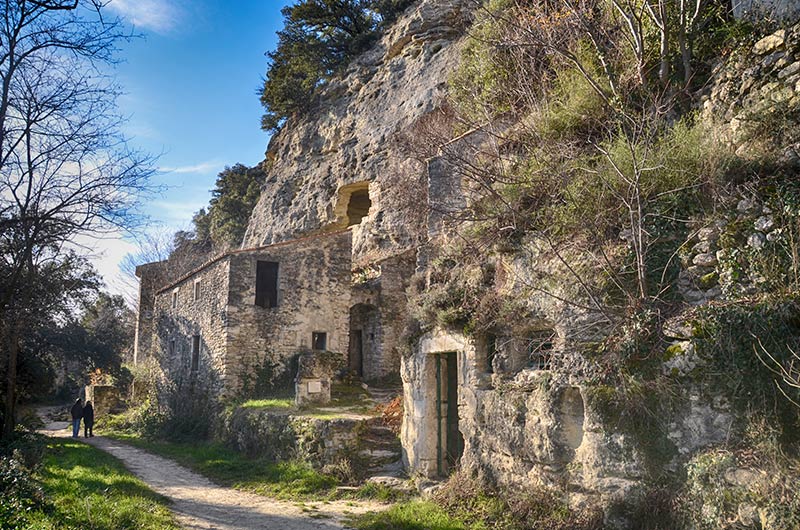 Barry,village Troglodyte du Haut Vaucluse situé sur une colline domine la Vallée du Rhône,54 Photos