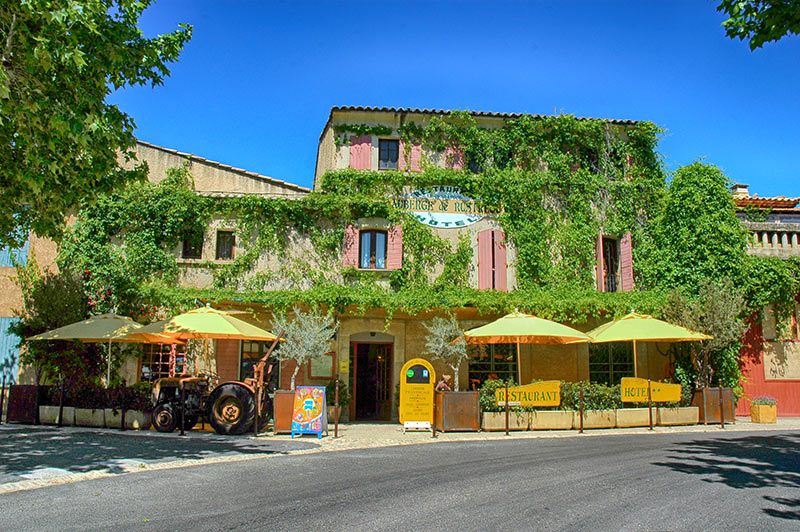 Le village de Rustrel et son colorado provençal
