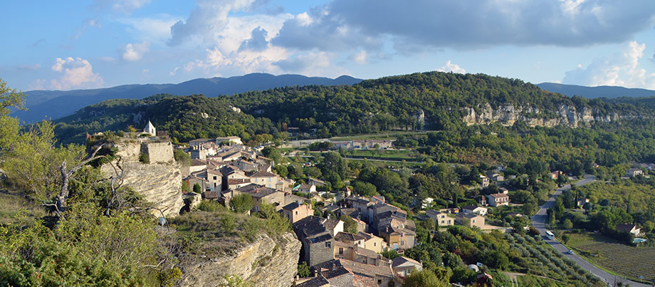 panorama du village de saignon et du Mont-Ventoux, Luberon