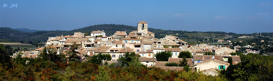 Le village de Beaumont de Pertuis,sud est du Luberon