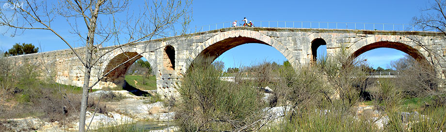 le Pont julien sur le Cavalon ,Bonnieux luberon