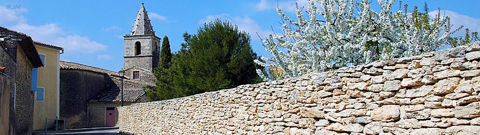 le village de Cabrières d'avignon royaume des pierres sèches,vestiges du mur de la Peste ,Luberon