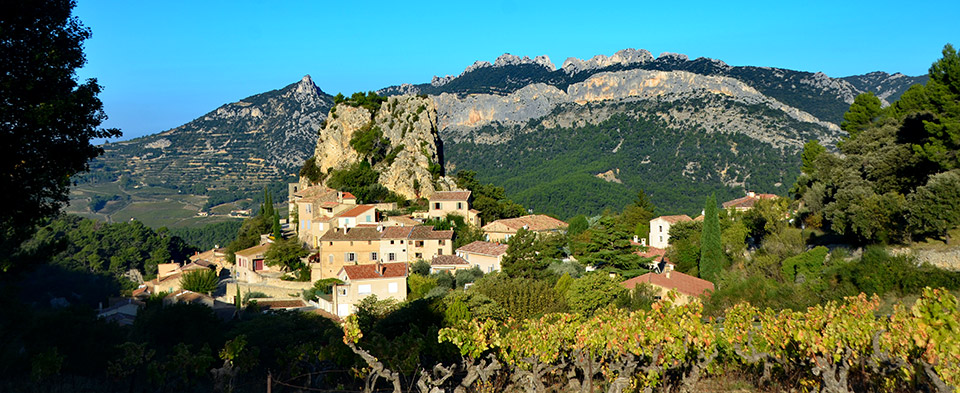Panorama du village de la roque alric et des dentelles de Montmirail,Vaucluse,Provence