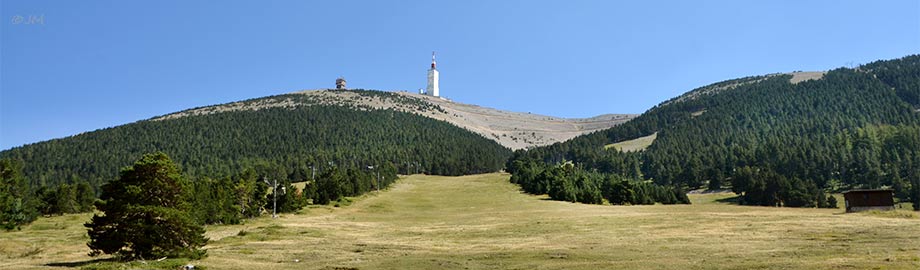 les pistes de skide la station du Mont-serein, en été et le sommet du Mont-Ventoux