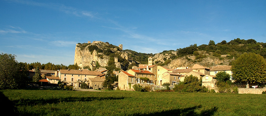 panorama du village de Mornas et sa Falaise surplonbé par la forteresse,Vallee du Rhône Haut Vaucluse