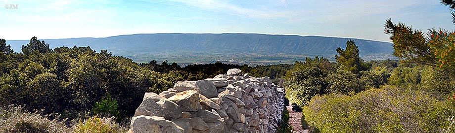 mur de la Peste et panoramasur le Petit Luberon