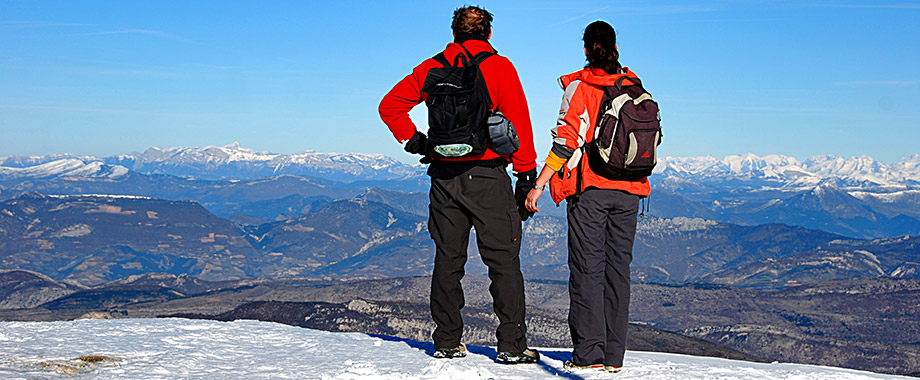 un couple de randonneurs  au sommet du Mont Ventoux admire le panorama sur les Alpes du nord et du Sud 