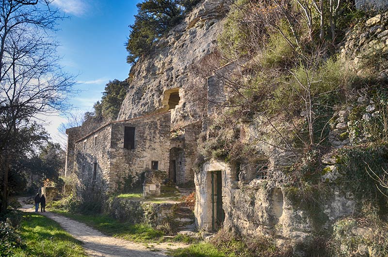 cliquez pour voir la galerie de 54 photos du Village de Barry Barry,village Troglodyte du Haut Vaucluse situé sur une colline domine la Vallée du Rhône,54 Photos