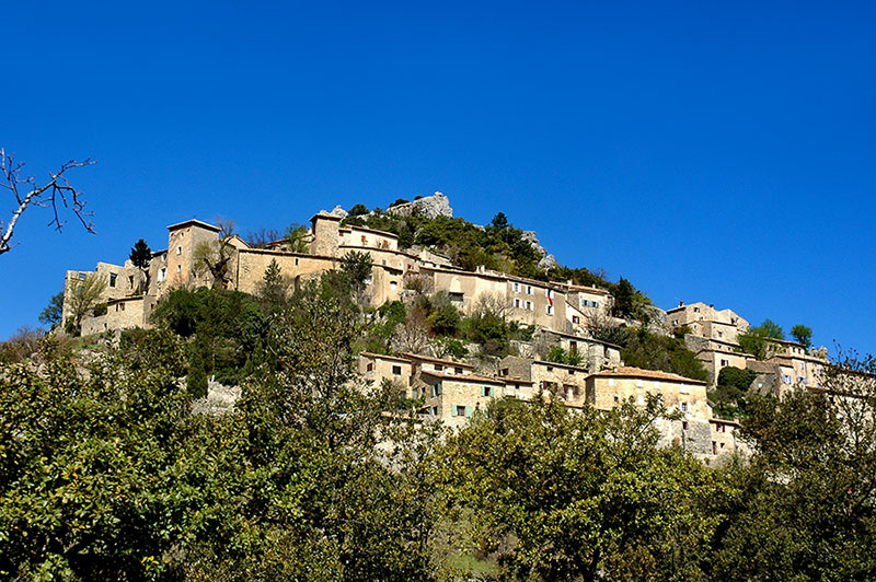 Le village de Brantes dans la Vallée du Toulourenc