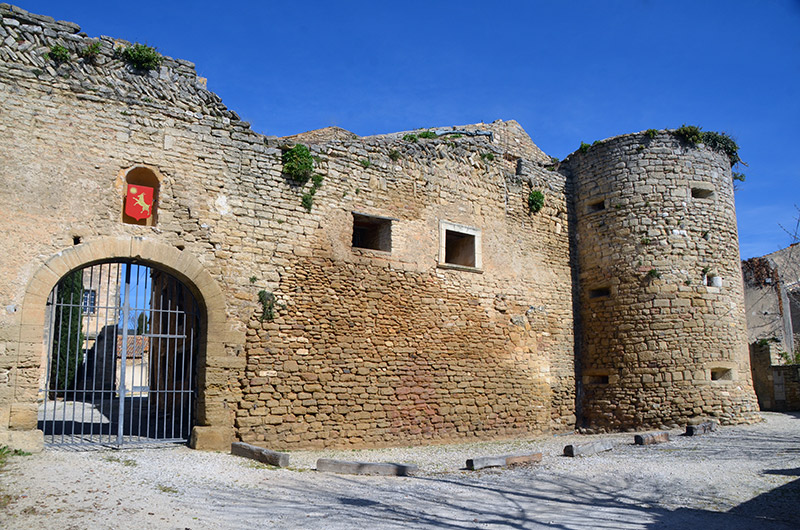 Le chateau et le village de Cabrières d'Avignon sur la route de Gordes,Luberon