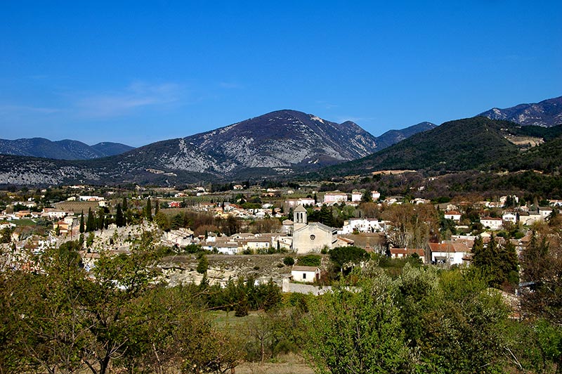 panorama du village de Malaucene et des colline de la Drome