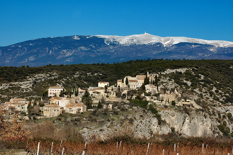 Le village de Méthamis et le mont Ventoux en arriere plan