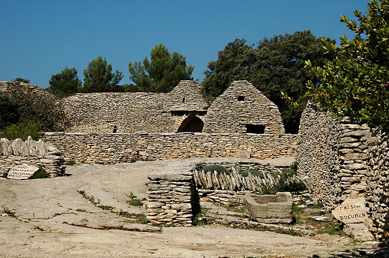 cliquez pour voir la galerie photos du village des Bories à Gordes,Vaucluse Le village des bories