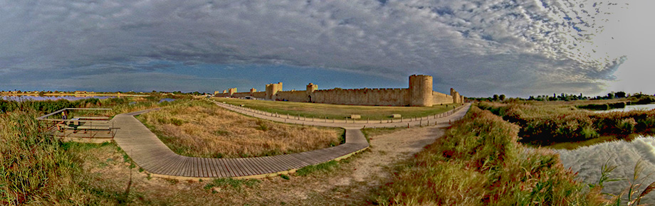 panorama du village de murs et ses prairies