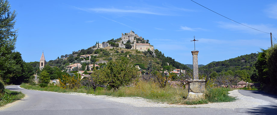 Le village d' Entrechaux et son chateau en restauration