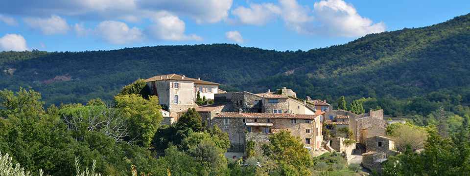 Panorama du village de Gignac aux  portes du Colorado Provençal,Luberon