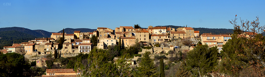 Panorama du village de Grambois et du versant sud du Luberon,Vaucluse,Provence