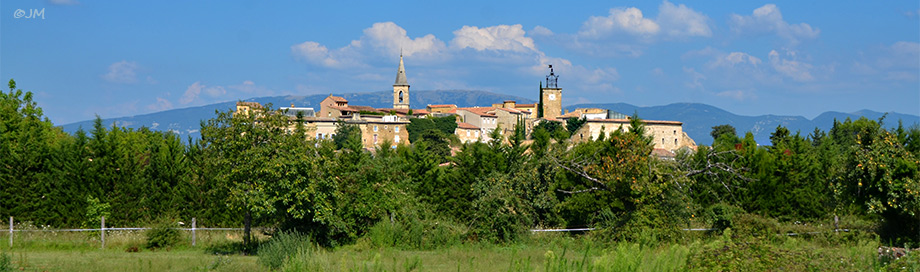 Le village de Grillon, les colline de la Drôme  provençale en arrière plan