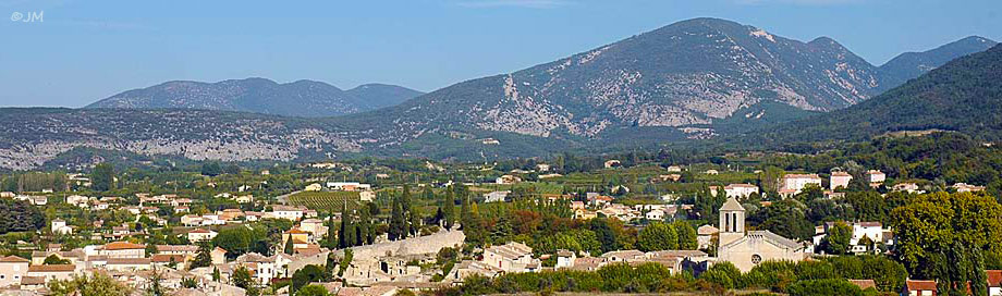 Panorama du village de Malaucène au pied du Versant Nord du Mont-Ventoux