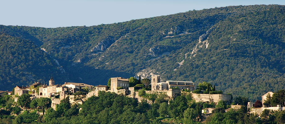 panorama du village médiéval perché de Menerbes versant Nord du Luberon 