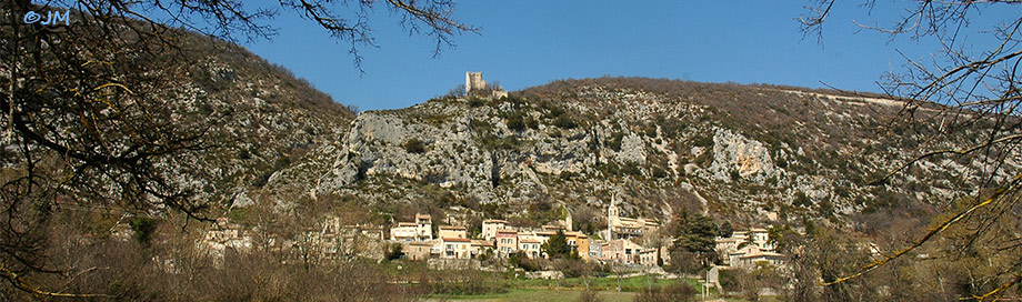 panorama sur le village de Monieux et sa tour de défense,Pays de Sault et des Lavandes