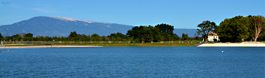 Le lac de  Monteuxavec sa plage  et le Mont-Ventoux en toile de fond,Plaine du Comtat-Venaissin