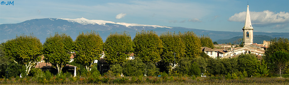 panorama du village de Saint-didier et du Mont-Ventoux
