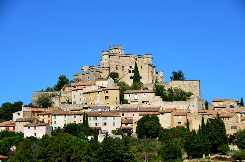 le village du Barroux situé entre les dentelles de Montmirail et le Mont-Ventoux
