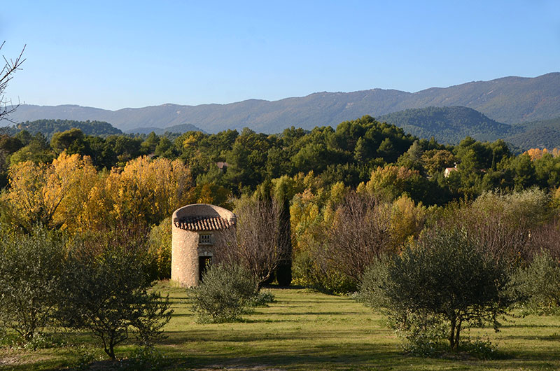 Le village de Grambois au pied duversant sud du Luberon 